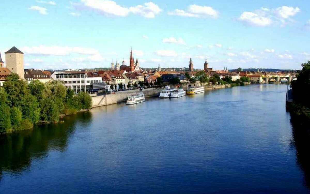 1611318497main alter kran mainkai alte mainbrrcke schiffe 1611318497main alter kran mainkai alte mainbrrcke schiffe